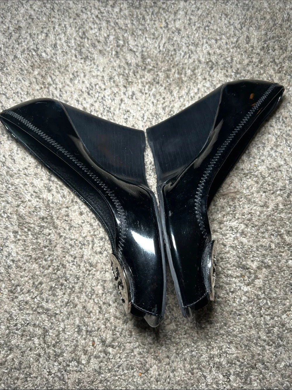Tory Burch Julianne wedge heels in black patent leather and silver logo emblem